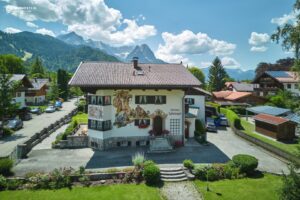 Das historische Gästehaus vor der traumhaften Bergkulisse