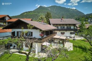 Der Neubau mit WIntergarten im Vordergrund