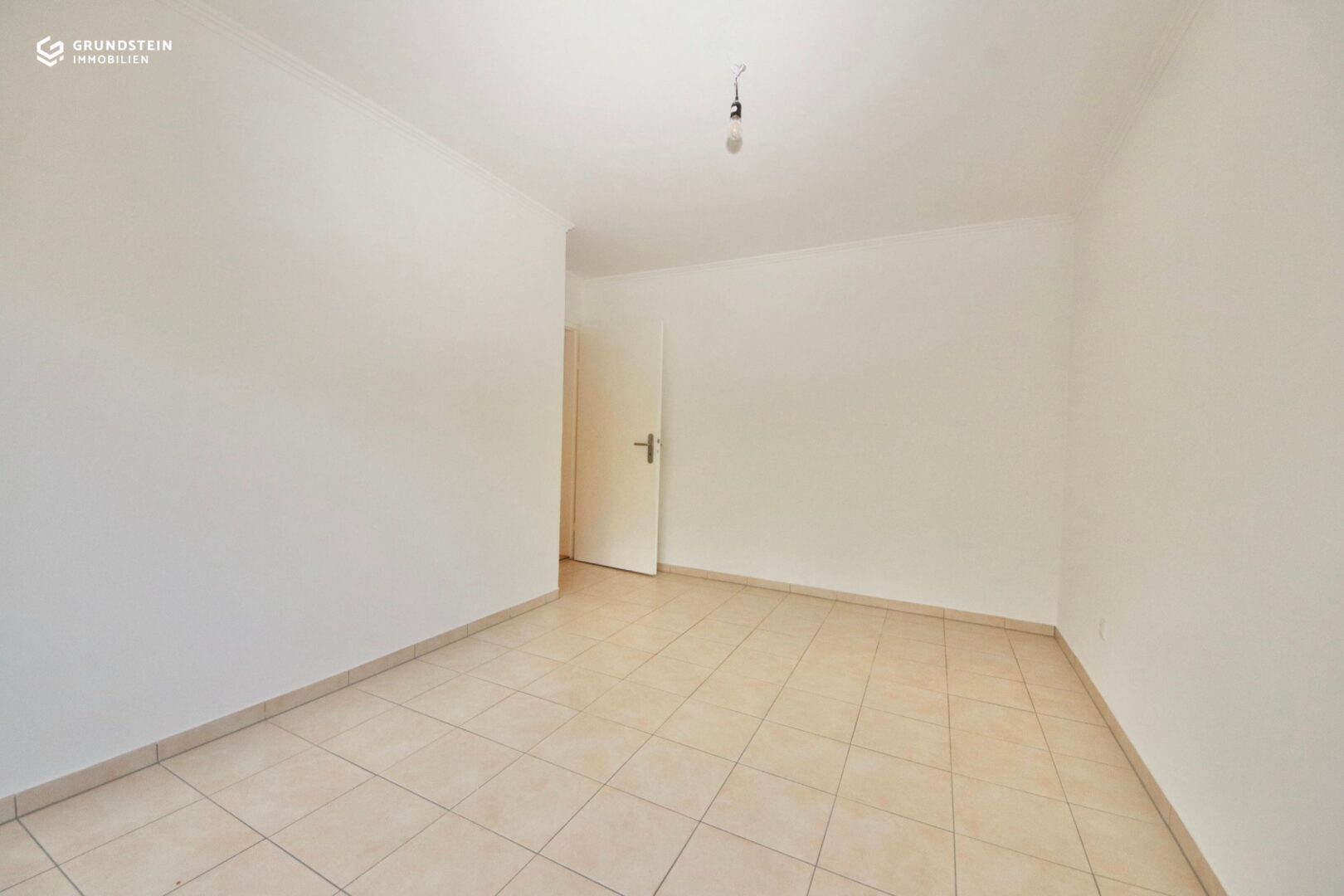 Schlafzimmer mit Blick Richtung Flur