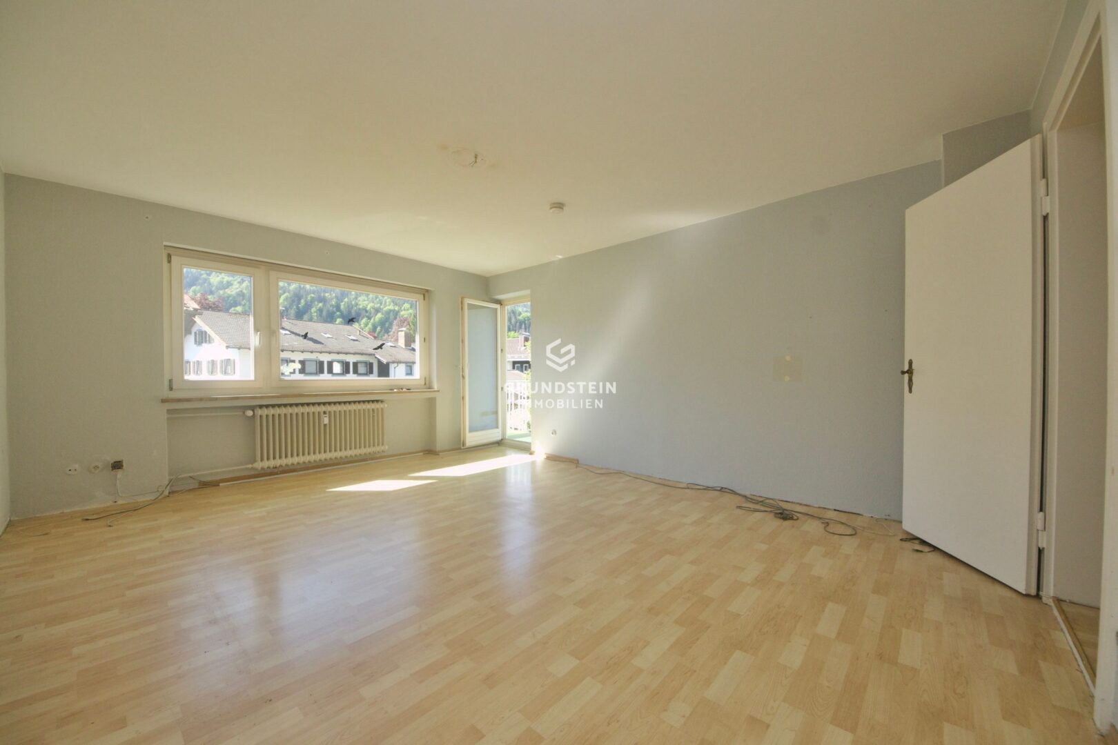 Helles Wohnzimmer mit Fenster