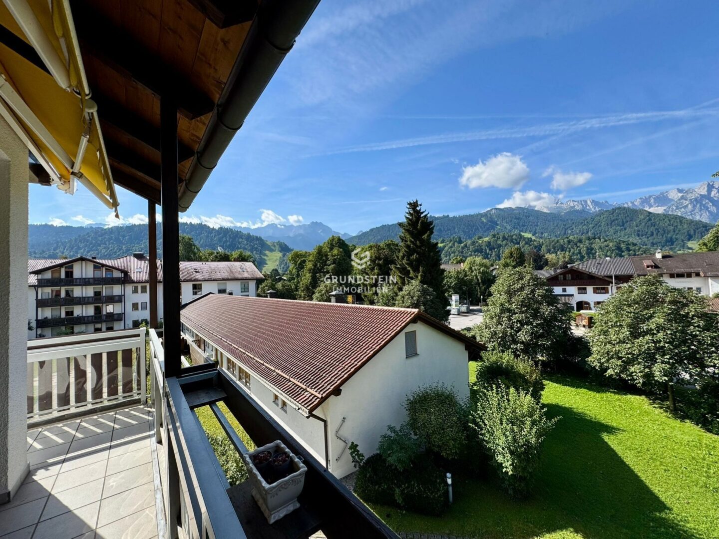 Balkonblick mit Bergpanorama