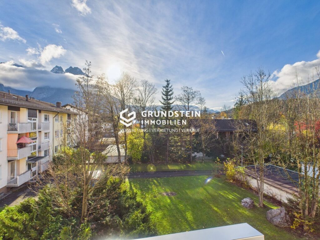 Aussicht auf Berge und Garten