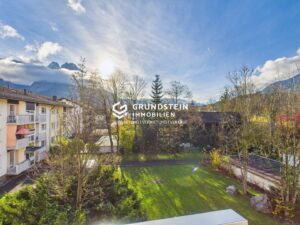 Aussicht auf Berge und Garten