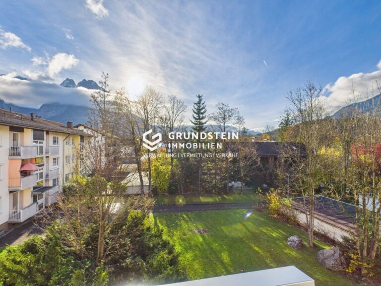 Aussicht auf Berge und Garten