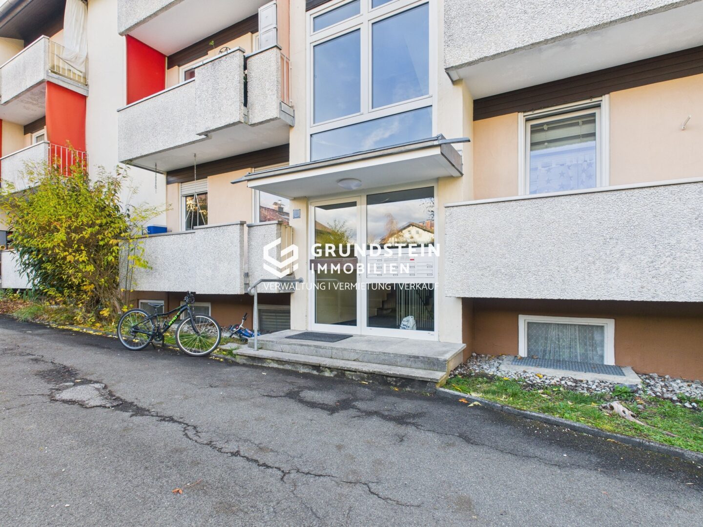 Eingang Mehrfamilienhaus