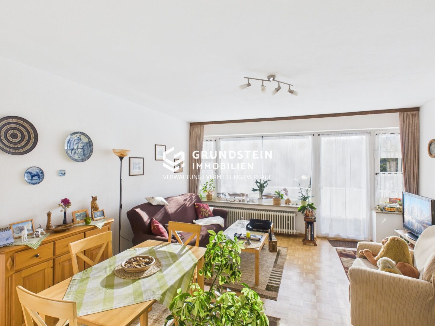 Helles Wohnzimmer mit Aussicht