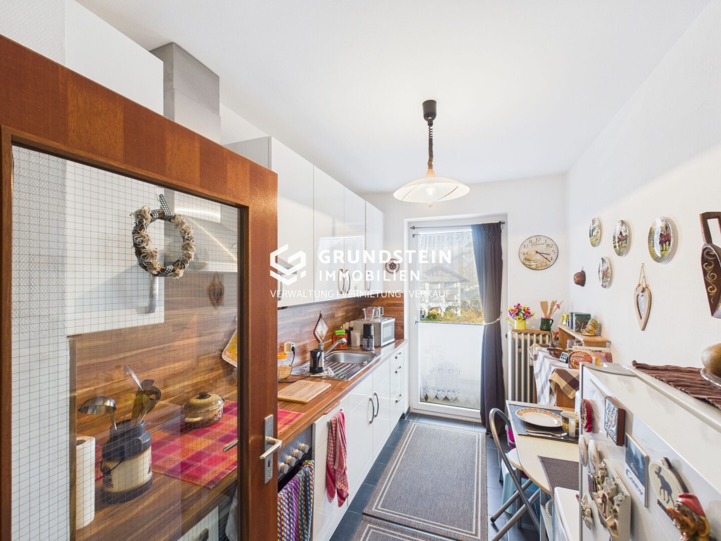 Moderne Küche mit Esstisch