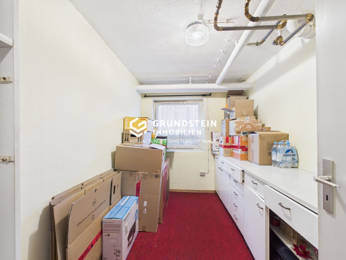 Abstellraum mit Kartons