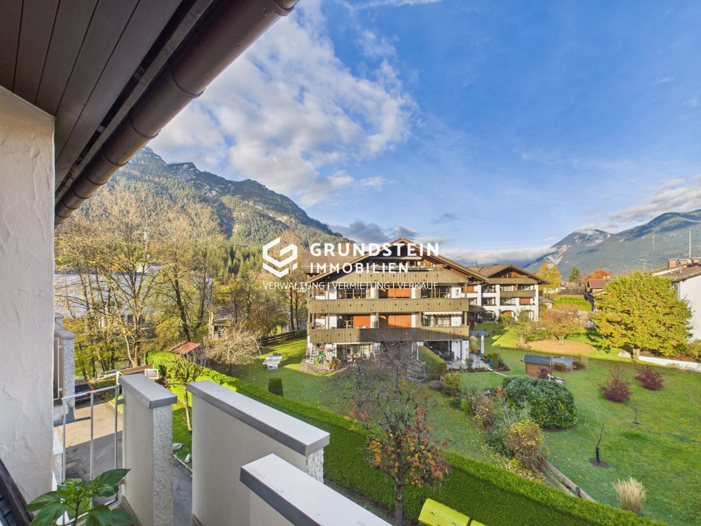 Aussicht auf Berge und Garten