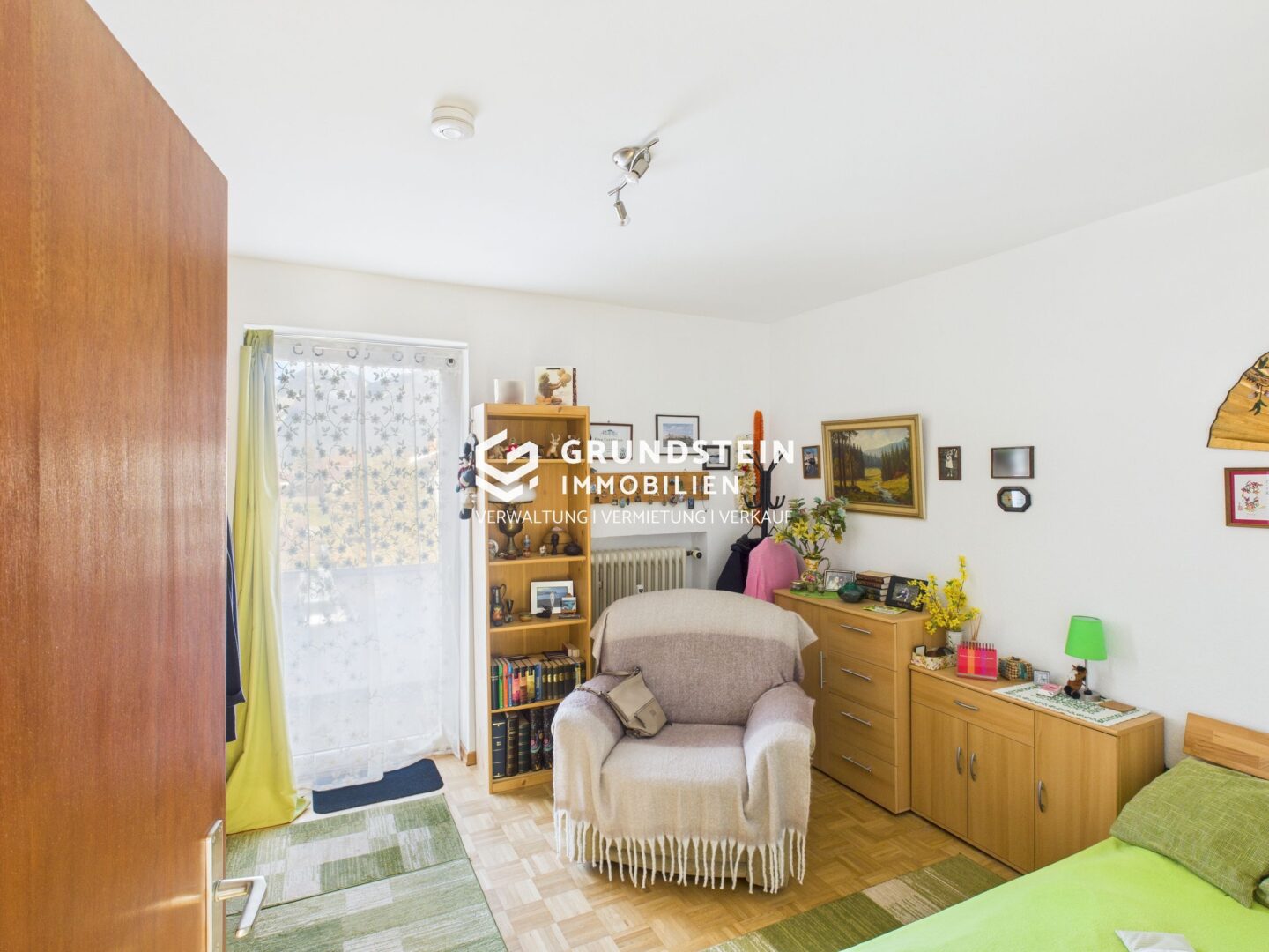 Helles Wohnzimmer mit Aussicht