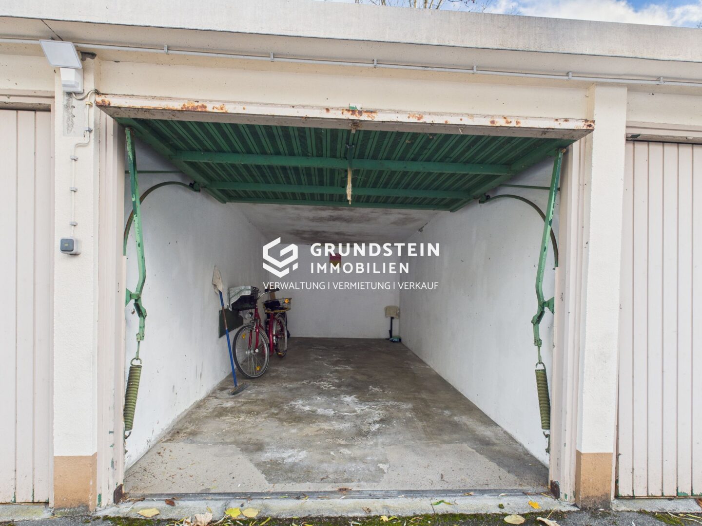 Offene Garage mit Fahrrad