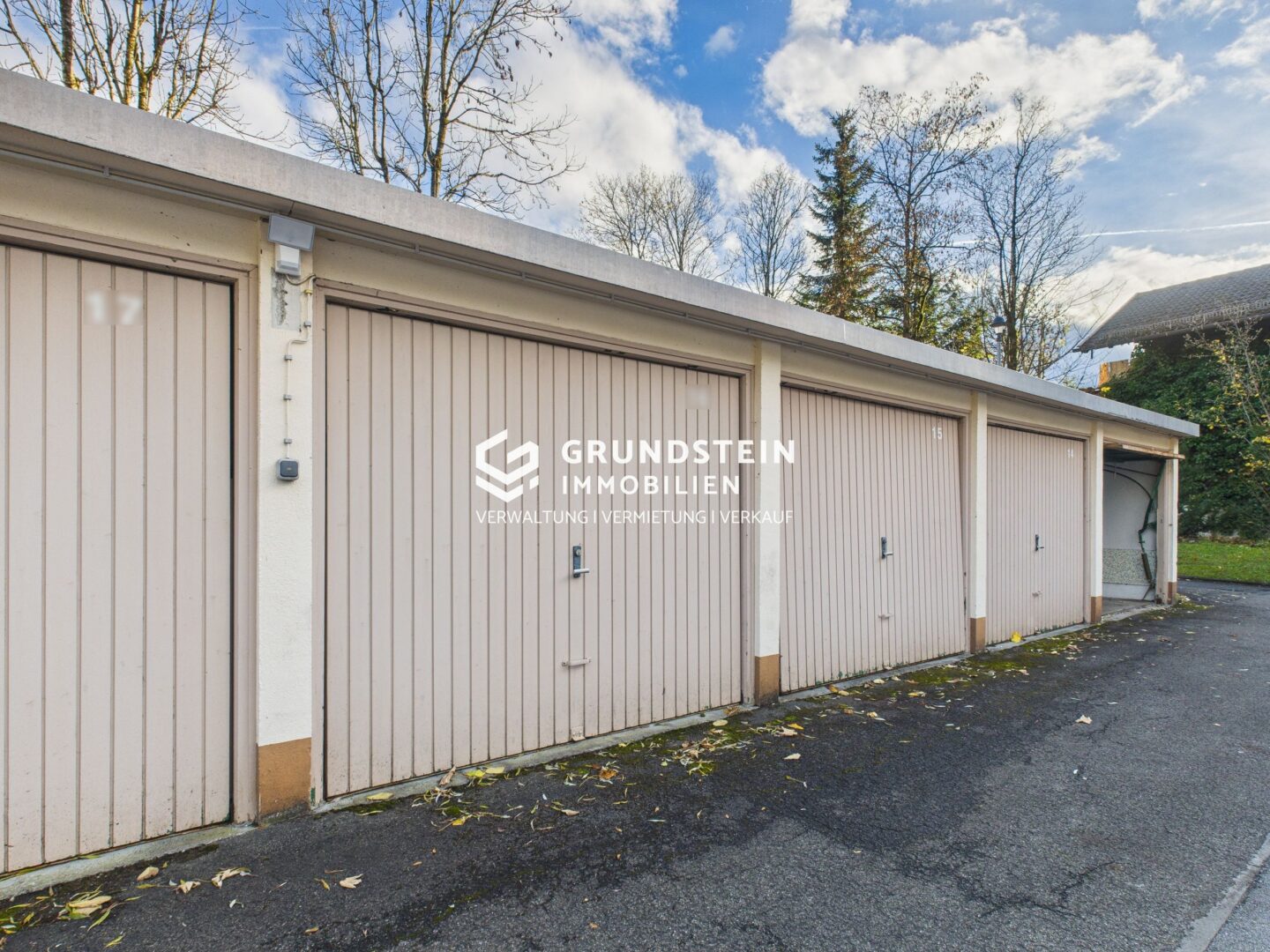 Reihen-Garagen bei Herbst