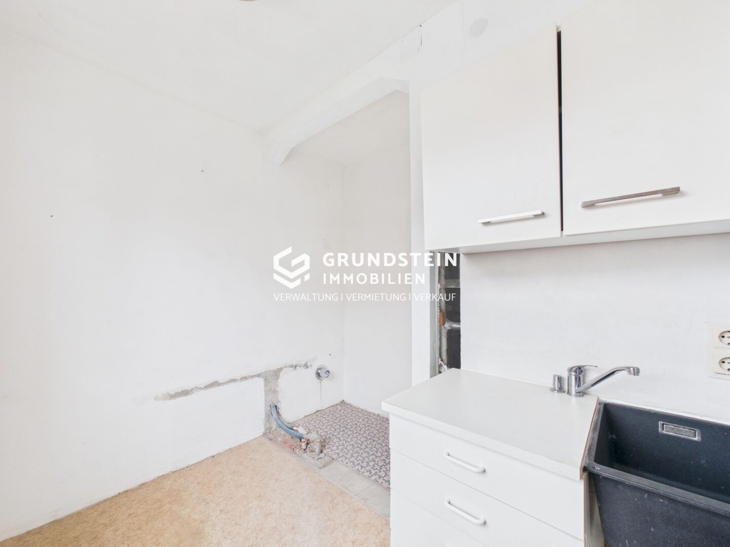 Küche mit leerer Wand