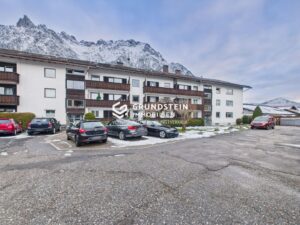 Wohngebäude mit Parkplatz