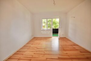 Helle Wohnraum mit Balkon