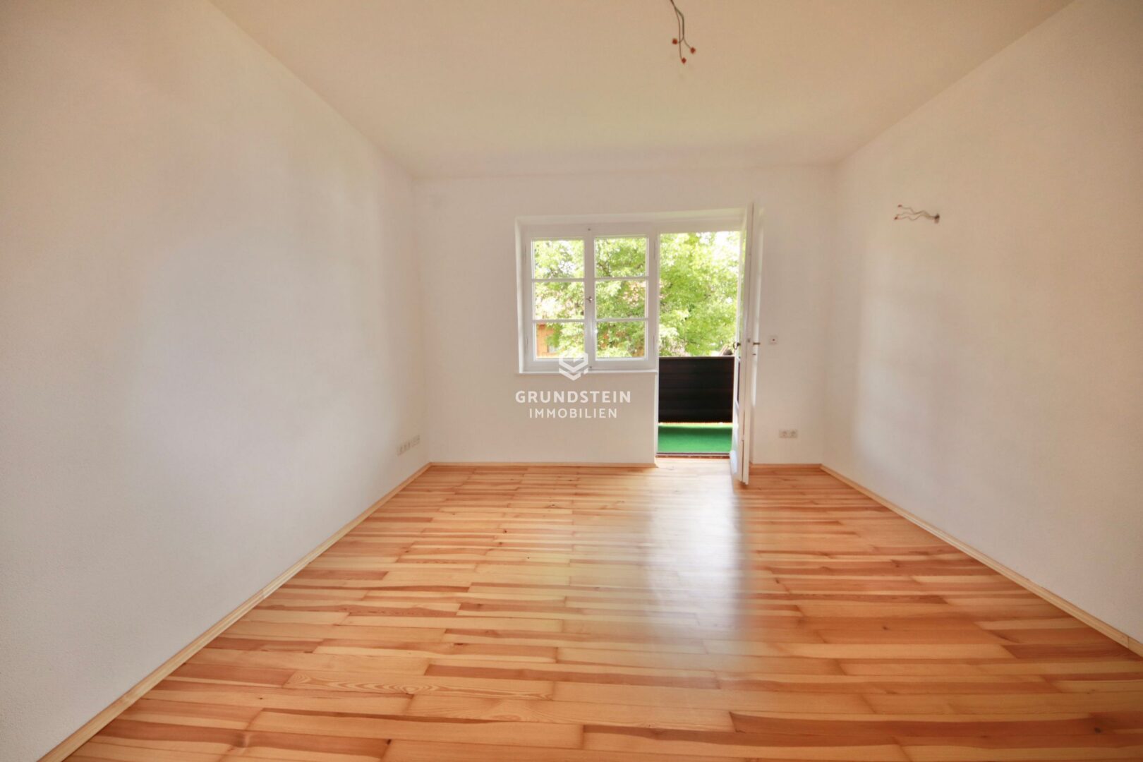 Helle Wohnraum mit Balkon