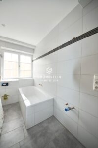 Helles Badezimmer mit Wanne