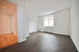 Leere Wohnung mit Parkett