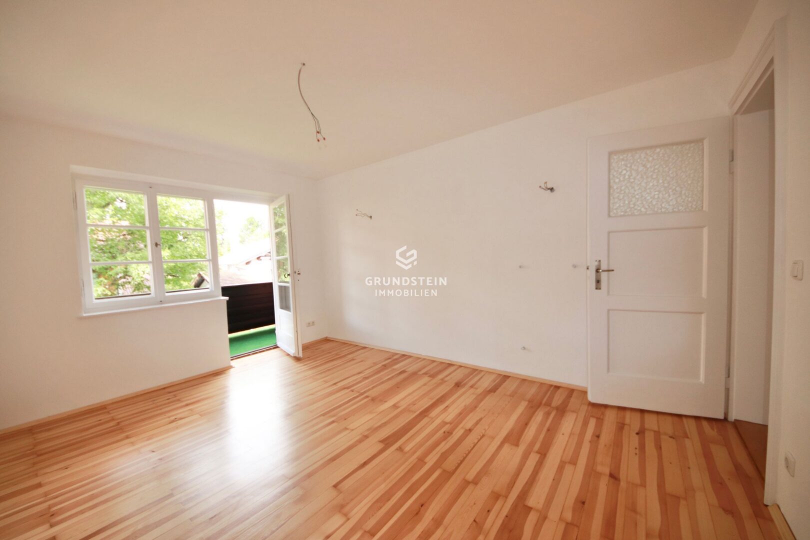 Helle Wohnfläche mit Balkon