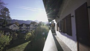 Sonniger Balkon mit Bergblick