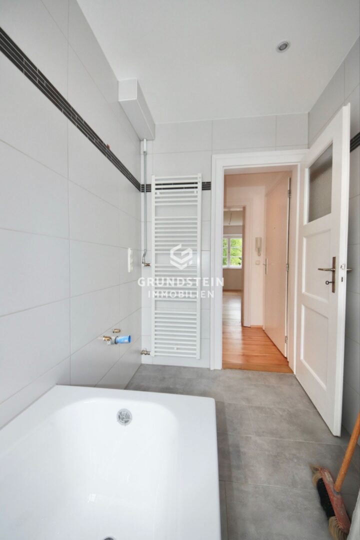 Helles Badezimmer mit Wanne