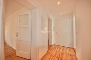 Heller Flur mit Parkettboden