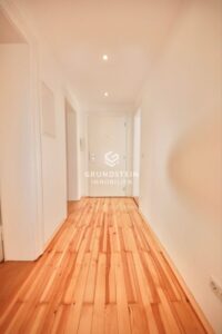 Heller Flur mit Holzboden