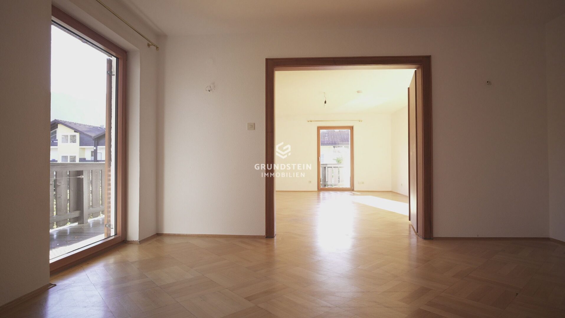 Helles Wohnzimmer mit Parkett