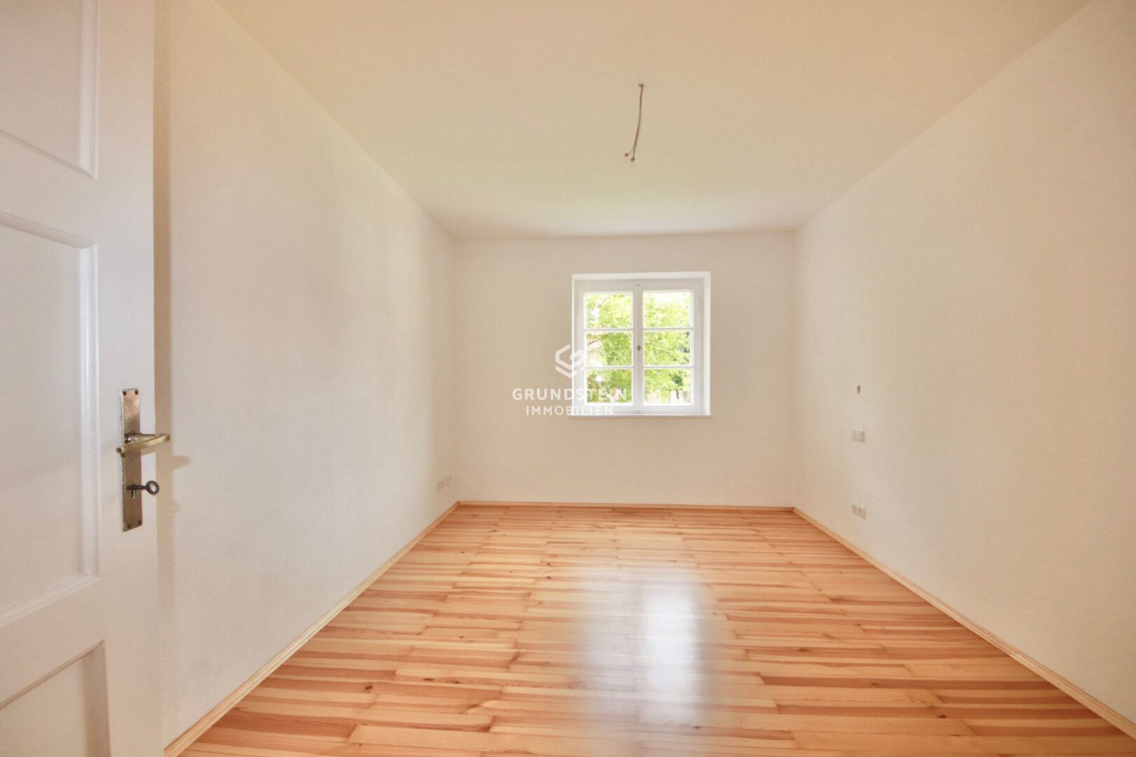 Leeres Zimmer mit Holzboden