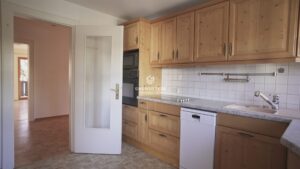 Küche mit Balkonzugang