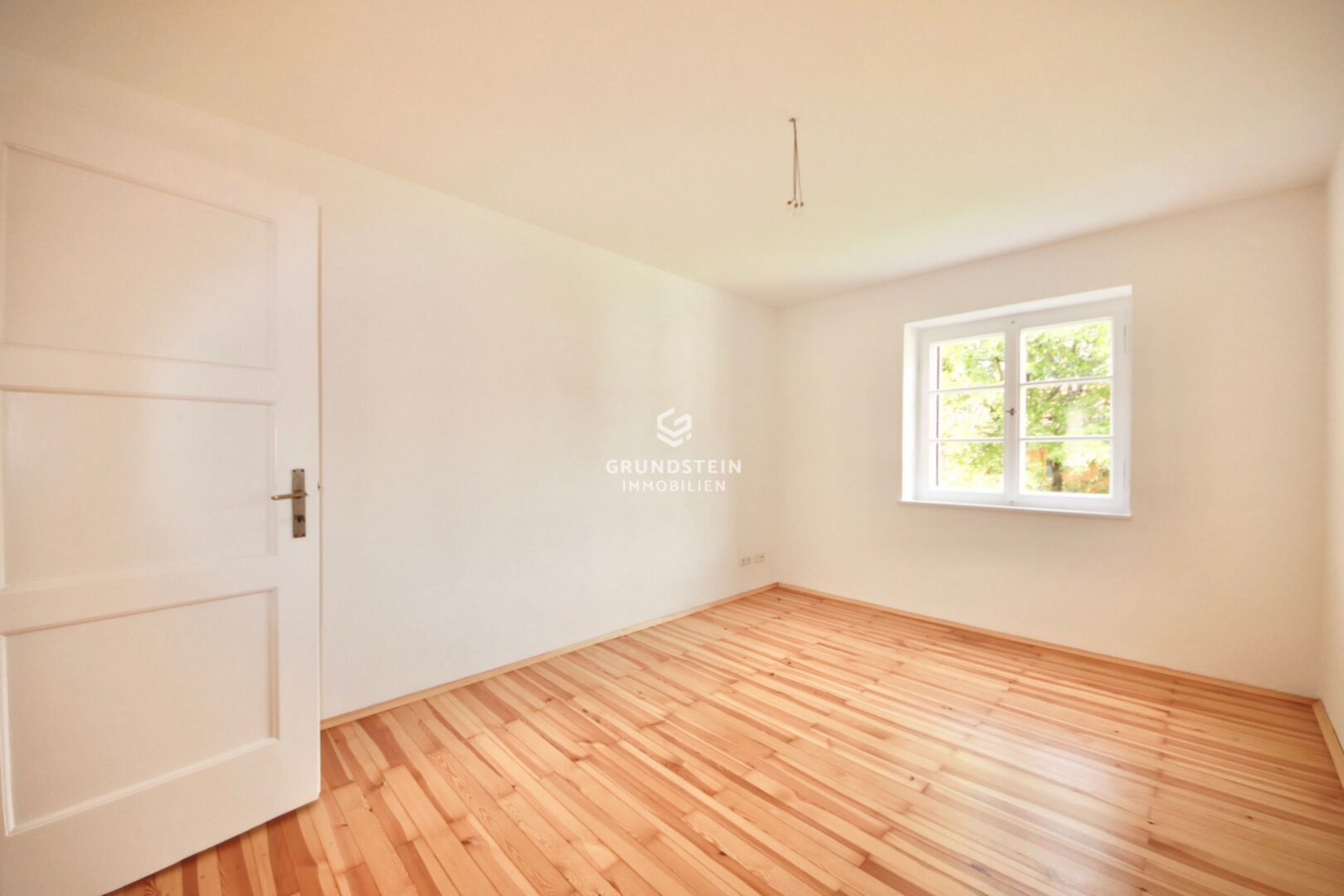 Helles Zimmer mit Parkettboden